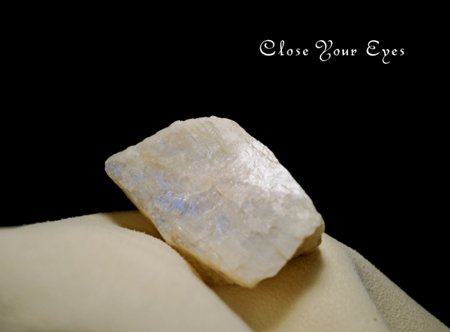 タンザニア産　ホワイトラブラドライト原石　０２