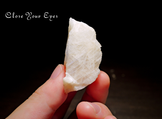 タンザニア産　ホワイトラブラドライト原石　０３