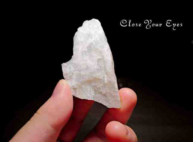 タンザニア産　ホワイトラブラドライト原石　０４