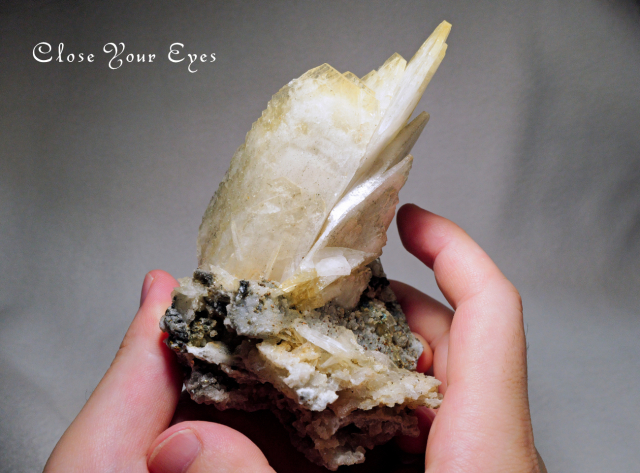 モロッコ産　バライトwithカルサイト　レアな石達