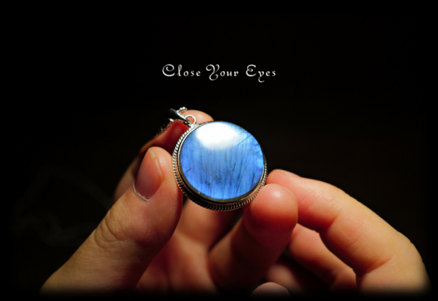 毎日ひとつ　煌めく石のペンダント　ラブラドライト　１０３