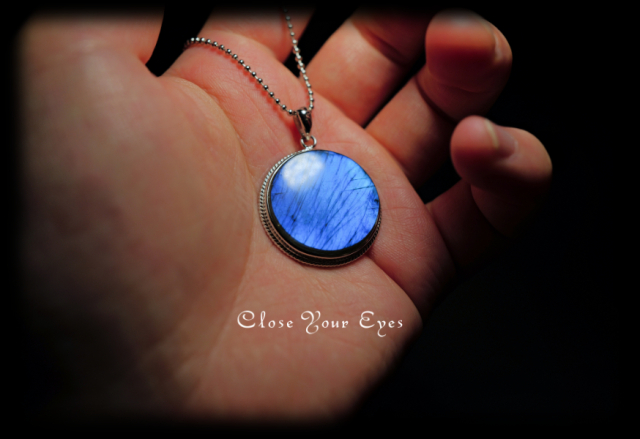 毎日ひとつ　煌めく石のペンダント　ラブラドライト　１０３