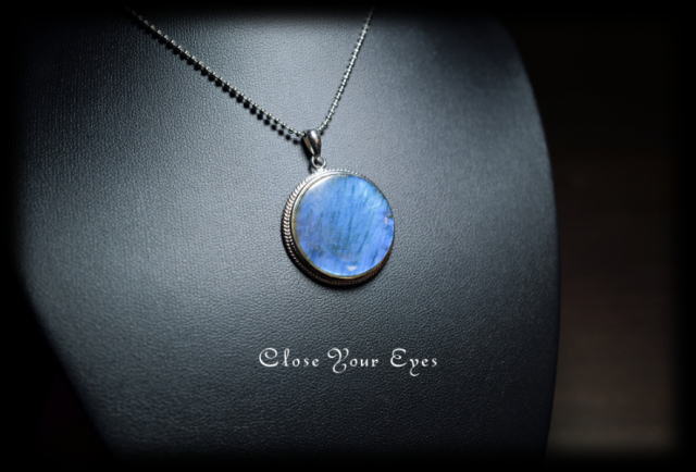 毎日ひとつ　煌めく石のペンダント　ラブラドライト　１０３