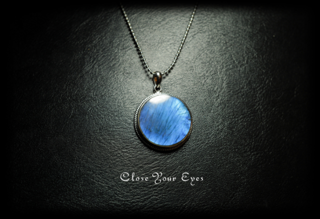 毎日ひとつ　煌めく石のペンダント　ラブラドライト　１０３