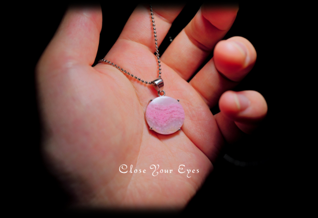 毎日ひとつ 煌めく石のペンダント ロードナイトシリカ 104 天然石