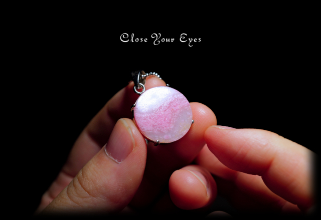 毎日ひとつ　煌めく石のペンダント　ロードナイトシリカ　１０４