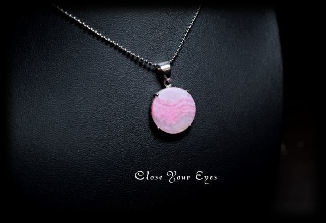 毎日ひとつ　煌めく石のペンダント　ロードナイトシリカ　１０４