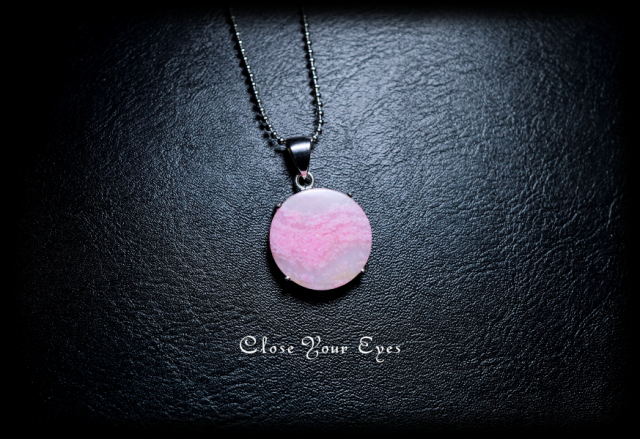 毎日ひとつ　煌めく石のペンダント　ロードナイトシリカ　１０４