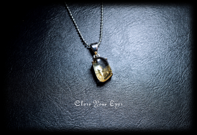 毎日ひとつ　煌めく石のペンダント　天然シトリン　１０５