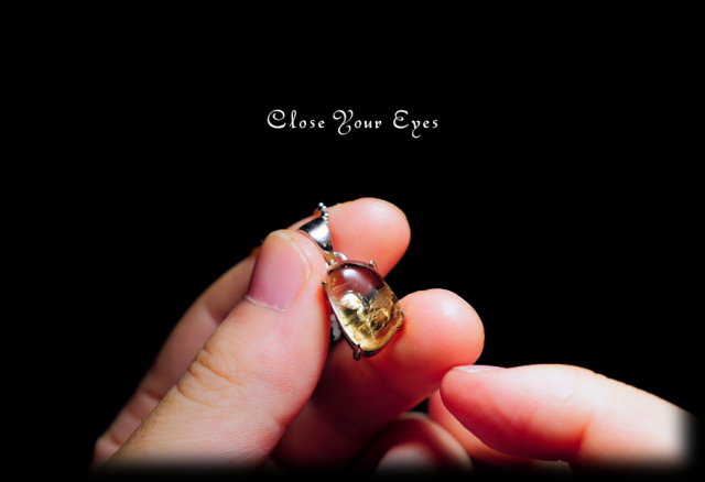 毎日ひとつ　煌めく石のペンダント　天然シトリン　１０５