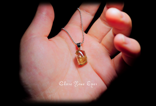 毎日ひとつ　煌めく石のペンダント　天然シトリン　１０５