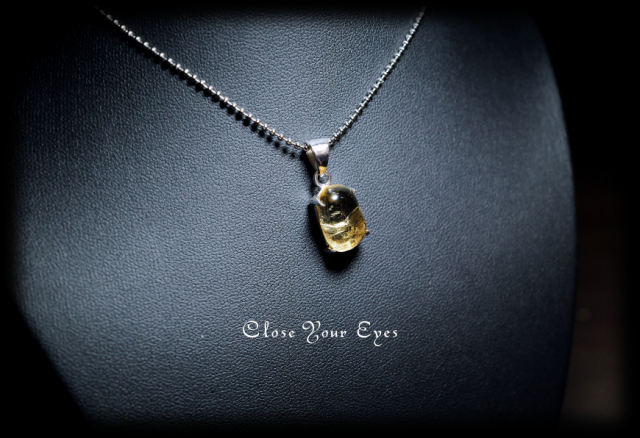 毎日ひとつ　煌めく石のペンダント　天然シトリン　１０５