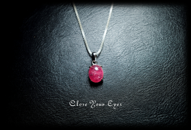 毎日ひとつ　煌めく石のペンダント　ピンクトルマリン 　１０６