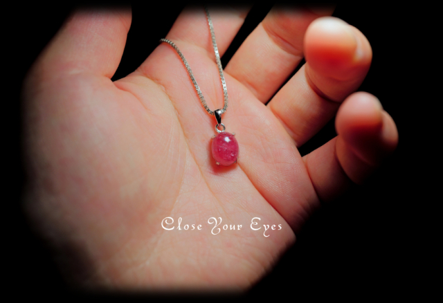 毎日ひとつ　煌めく石のペンダント　ピンクトルマリン 　１０６