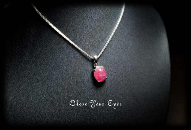 毎日ひとつ　煌めく石のペンダント　ピンクトルマリン 　１０６