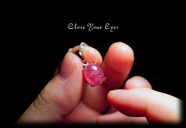 毎日ひとつ　煌めく石のペンダント　ピンクトルマリン 　１０６