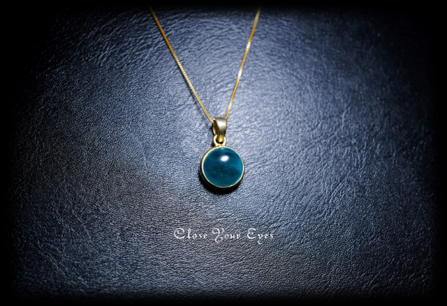 毎日ひとつ 煌めく石のペンダント グランディディエライト