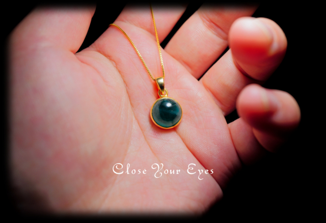 毎日ひとつ　煌めく石のペンダント　グランディディエライト　１０７