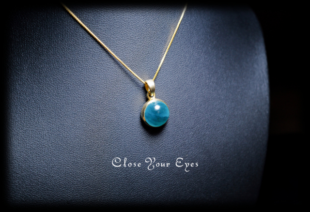 毎日ひとつ　煌めく石のペンダント　グランディディエライト　１０７