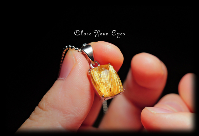 毎日ひとつ　煌めく石のペンダント　金のルチルクォーツ　１０８