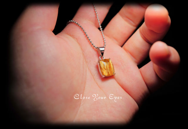 毎日ひとつ　煌めく石のペンダント　金のルチルクォーツ　１０８