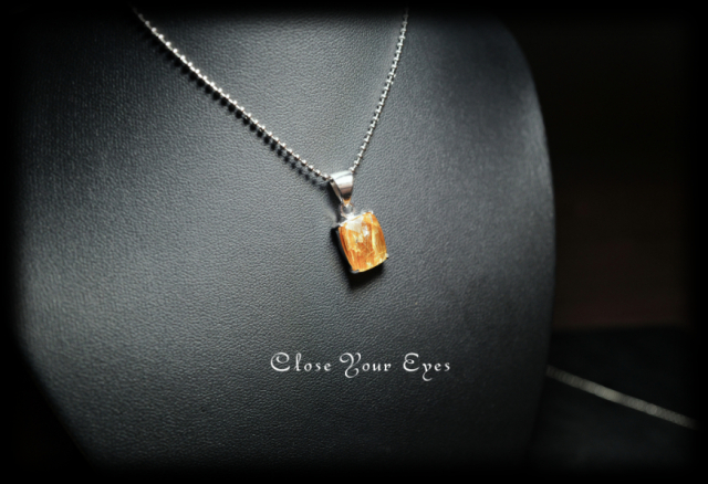 毎日ひとつ　煌めく石のペンダント　金のルチルクォーツ　１０８