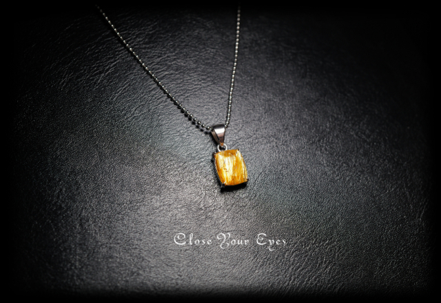 毎日ひとつ　煌めく石のペンダント　金のルチルクォーツ　１０８