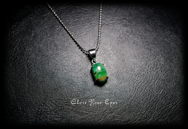 毎日ひとつ　煌めく石のペンダント　エメラルド　１０９