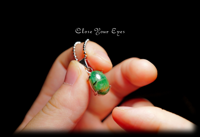 毎日ひとつ　煌めく石のペンダント　エメラルド　１０９