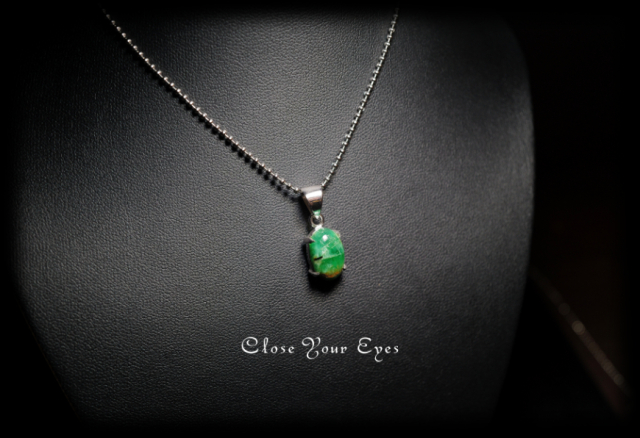 毎日ひとつ　煌めく石のペンダント　エメラルド　１０９