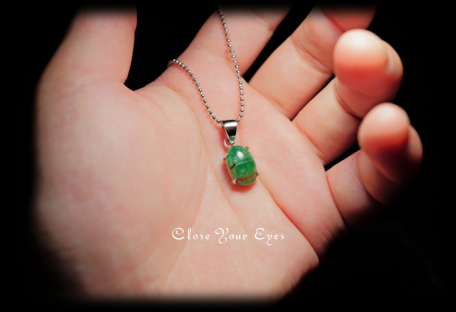 毎日ひとつ　煌めく石のペンダント　エメラルド　１０９
