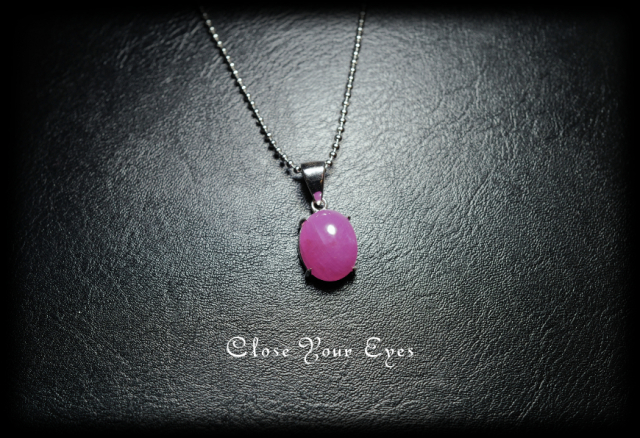 毎日ひとつ　煌めく石のペンダント　ルビー　１１０