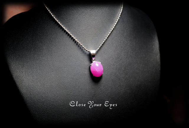 毎日ひとつ　煌めく石のペンダント　ルビー　１１０