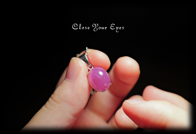 毎日ひとつ　煌めく石のペンダント　ルビー　１１０