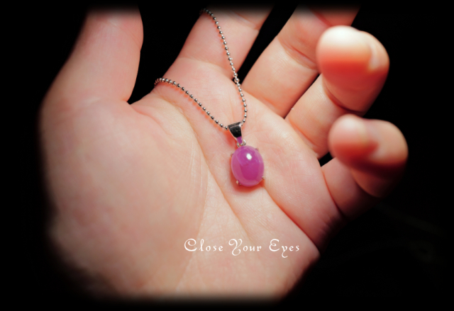 毎日ひとつ　煌めく石のペンダント　ルビー　１１０