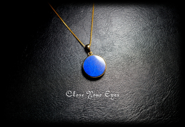 毎日ひとつ 煌めく石のペンダント ラピスラズリ 111