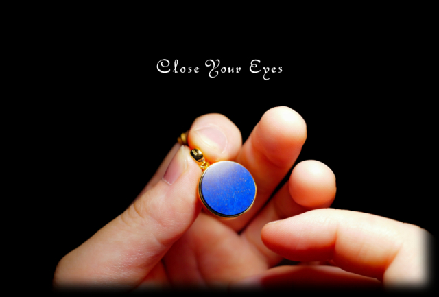 毎日ひとつ 煌めく石のペンダント ラピスラズリ 111