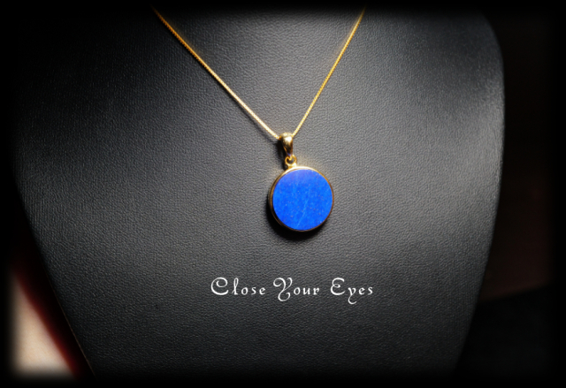 毎日ひとつ 煌めく石のペンダント ラピスラズリ 111