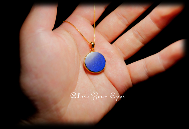 毎日ひとつ 煌めく石のペンダント ラピスラズリ 111