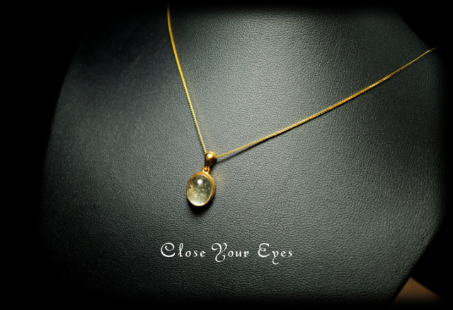 毎日ひとつ　煌めく石のペンダント　リビアンガラス　１１２