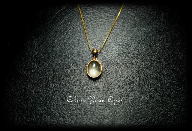 毎日ひとつ　煌めく石のペンダント　リビアンガラス　１１２