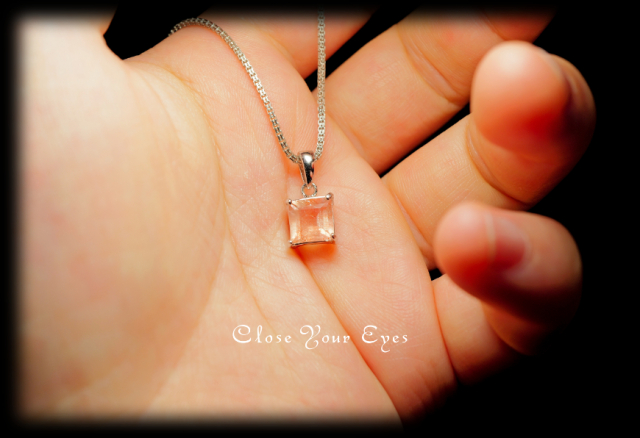 毎日ひとつ　煌めく石のペンダント　カザフスタンストロベリークォーツ　１１３