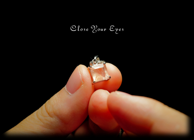 毎日ひとつ　煌めく石のペンダント　カザフスタンストロベリークォーツ　１１３