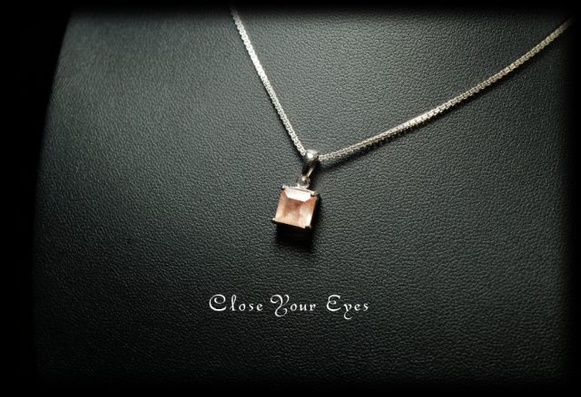 毎日ひとつ　煌めく石のペンダント　カザフスタンストロベリークォーツ　１１３