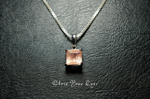 毎日ひとつ　煌めく石のペンダント　カザフスタンストロベリークォーツ　１１３