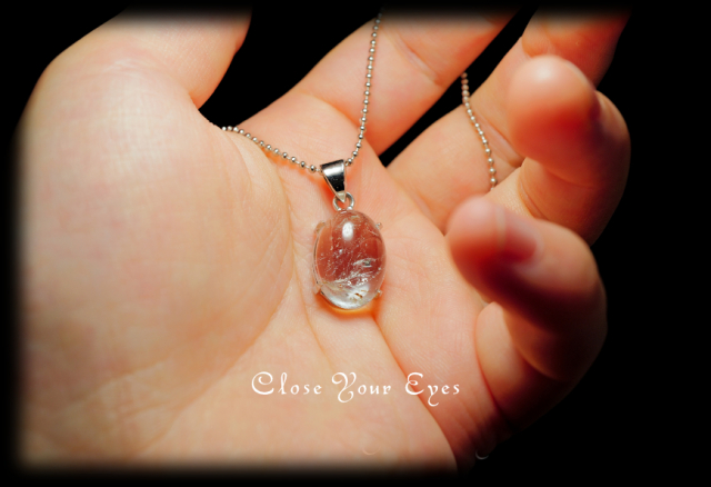 毎日ひとつ　煌めく石のペンダント　ナチュラル・ブルートパーズ　１１４