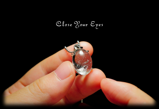 毎日ひとつ　煌めく石のペンダント　ナチュラル・ブルートパーズ　１１４