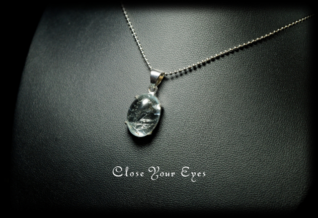 毎日ひとつ　煌めく石のペンダント　ナチュラル・ブルートパーズ　１１４