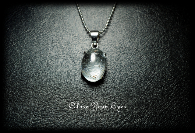 毎日ひとつ　煌めく石のペンダント　ナチュラル・ブルートパーズ　１１４