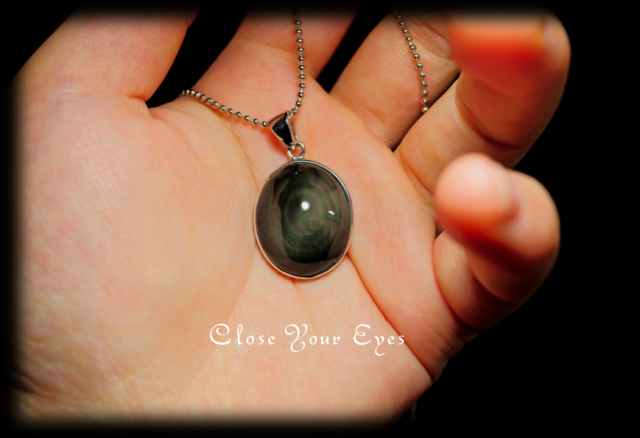 毎日ひとつ　煌めく石のペンダント　レインボーオブシディアン　１１５